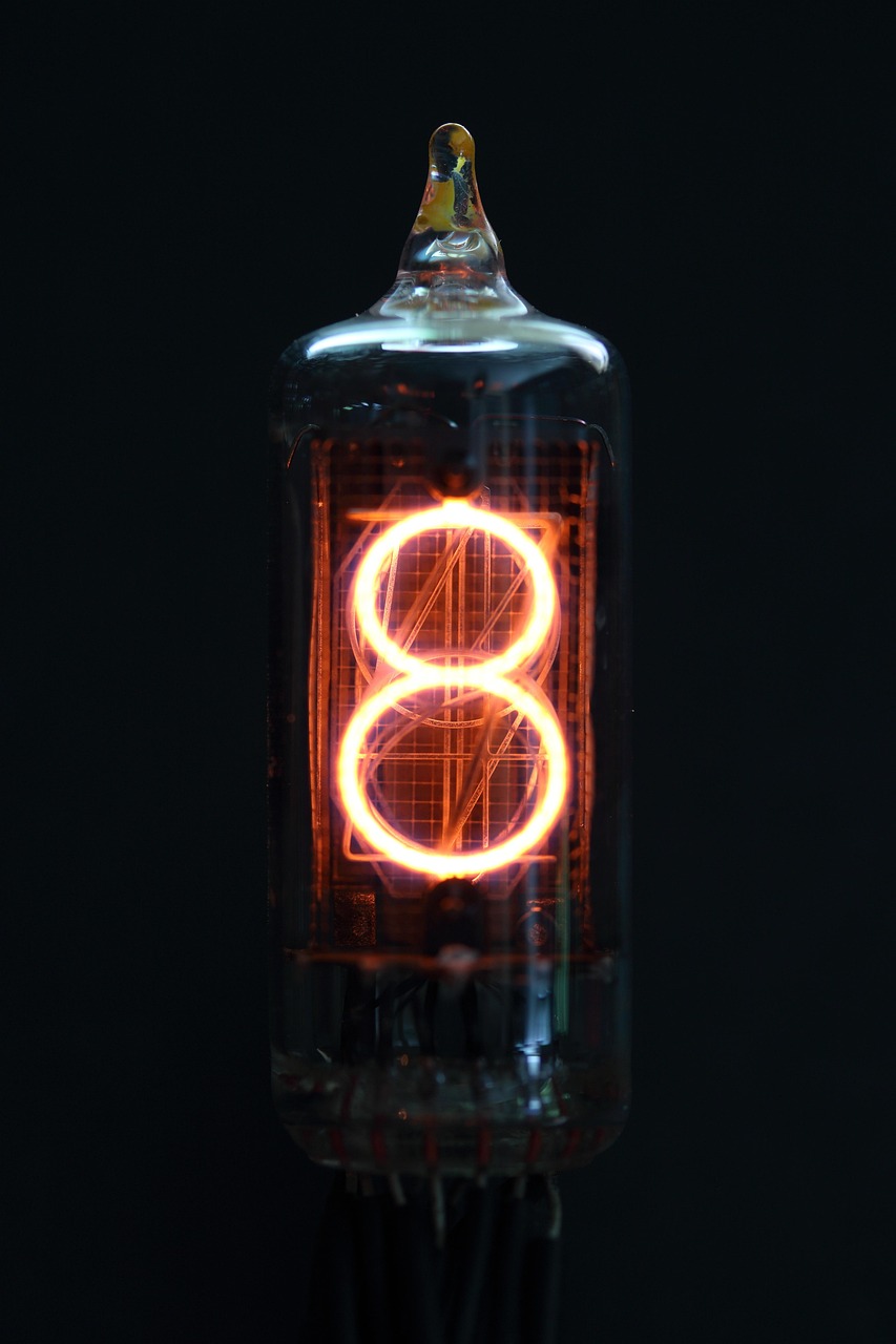 Nixie Röhren Uhr auf einem Tisch